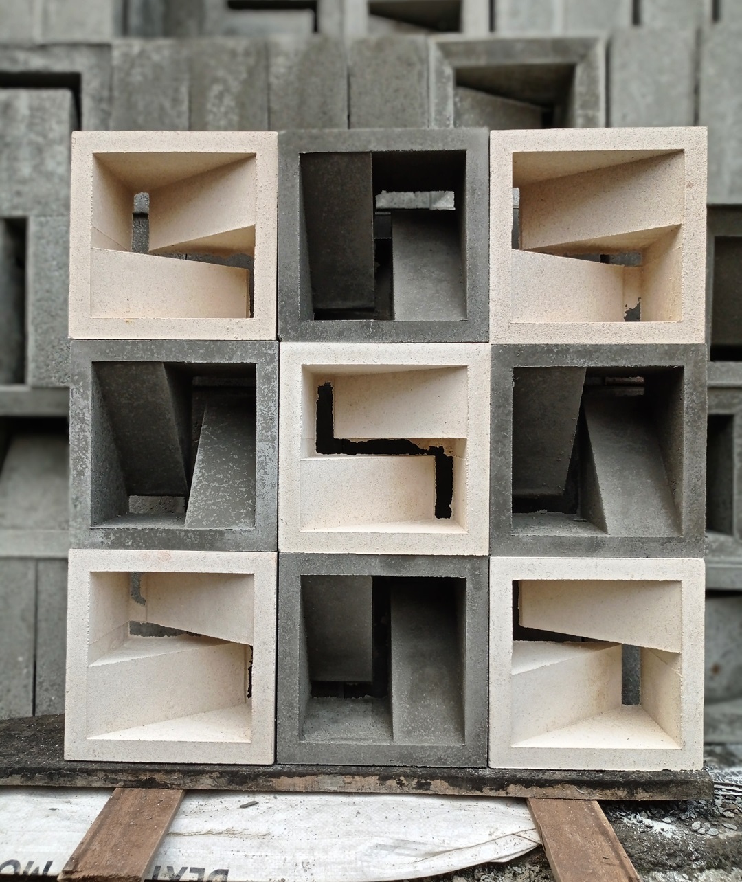 Roster Beton Minimalis Motif Z (Satu Sisi) 20 x 20 x 10 cm