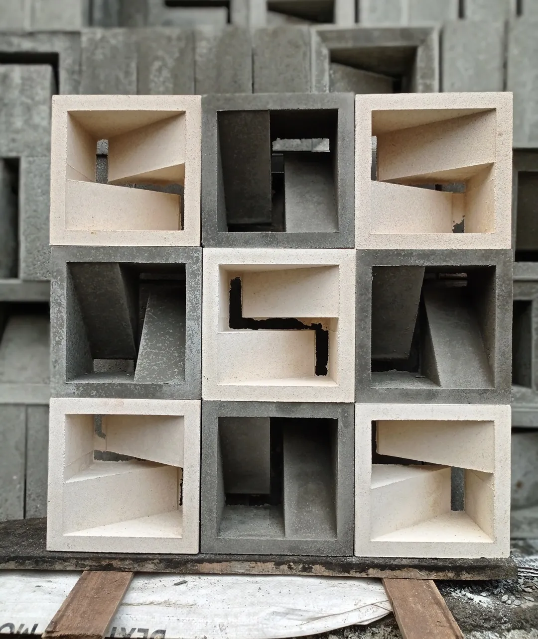 Roster Beton Minimalis Motif Z (Satu Sisi) 20 x 20 x 10 cm