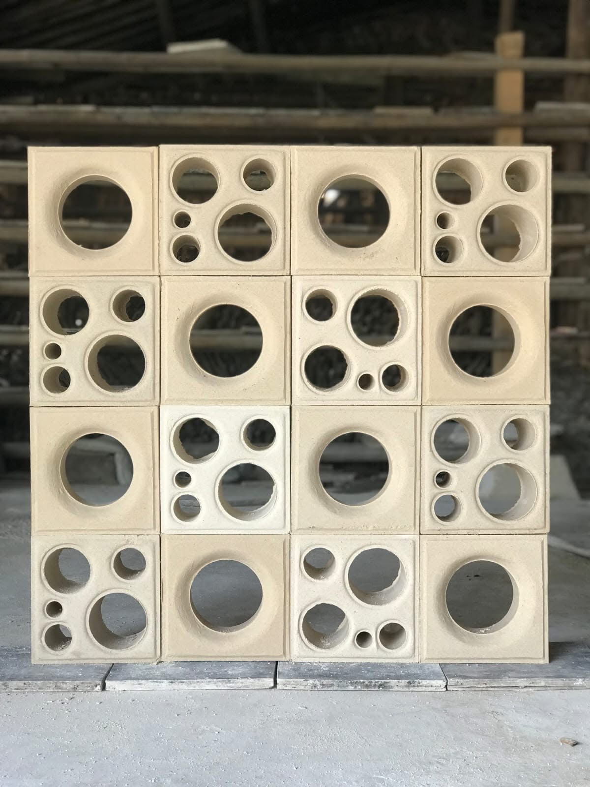 Roster Beton Minimalis Motif Tapak Ucing (Satu Sisi) 20 x 20 x 10 cm