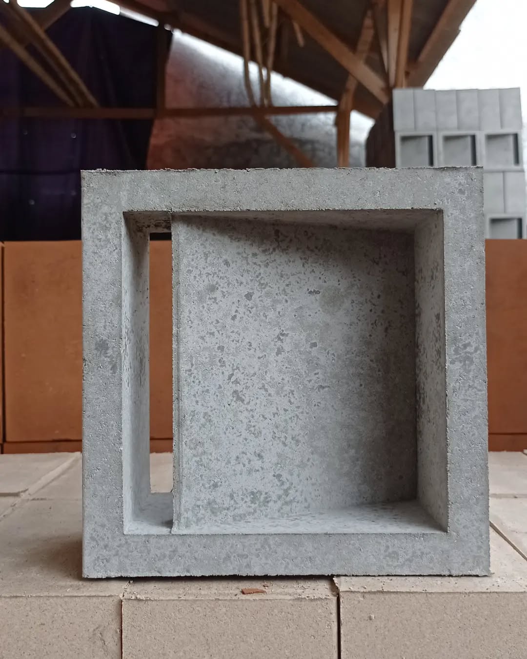 Roster Beton Minimalis Motif Nako 1 (Dua Sisi) 20 x 20 x 10 cm