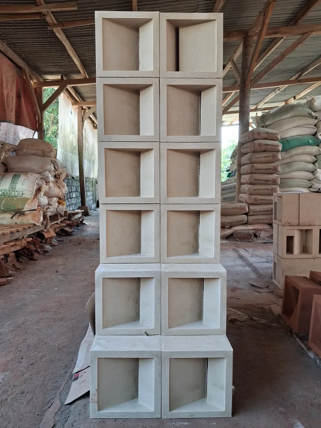 Roster Beton Minimalis Motif Nako Sipit (Dua Sisi) 20 x 20 x 10 cm